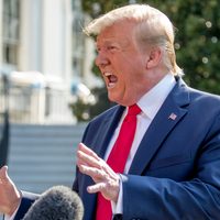 Tras matanzas, Trump refrenda construcción del muro fronterizo