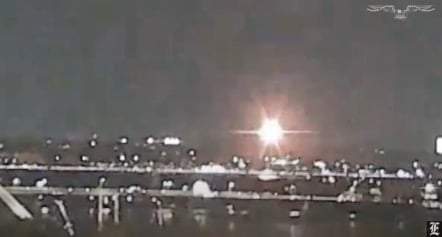 Un avión de American Airlines con 60 pasajeros y cuatro tripulantes a bordo chocó el miércoles con un helicóptero