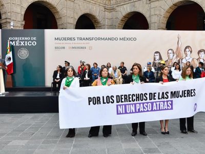 AMLO pide posponer el debate sobre el aborto; mujeres le recriminan (Video)