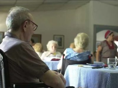 Trabajadores de dos geriátricos privados protestaron por atraso en el pago de sus haberes