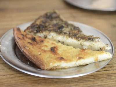 Sorprendé a tus amigos en la próxima juntada con este fainá crocante, la receta más fácil y rica para las picadas