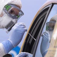 OMS pide aumentar producción y distribución equitativa de equipos médicos