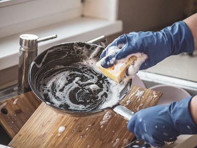 El secreto de la abuela que tenés que conocer para que te rinda más el detergente lavavajillas