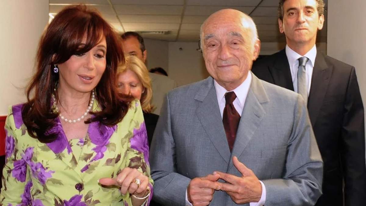 Cristina Kirchner, cuando era presidenta, y el ya fallecido Enrique Eskenazi, fundador de Grupo Petersen.