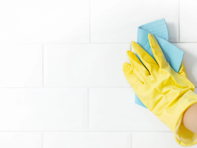 Brillan como nuevos: el secreto casero para sacar el sarro de los azulejos del baño en menos de 10 minutos