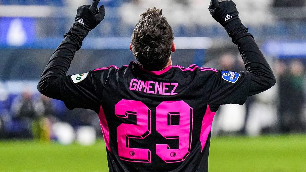 El delantero mexicano Santi Giménez