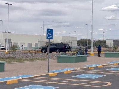 Manifestante persigue la camioneta de AMLO y le arroja una piedra (Video)