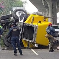Un tráiler vuelca en Periférico a la altura de Perisur; hay caos vial