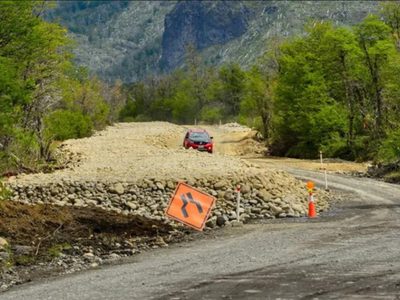 Construyen terraplenes y alcantarillas como parte de las obras en la Ruta Provincial 60