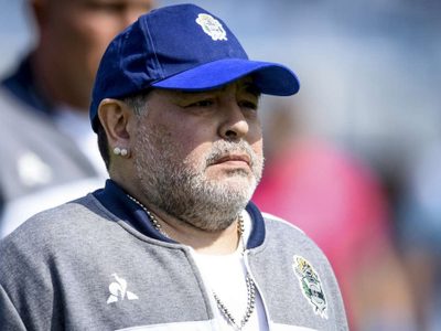 ¡Su lado tierno! Diego Maradona sorprendió en una fiesta con adorable regalo. ¿Qué hizo?