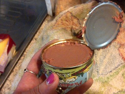 Con 1 lata de picadillo y 2 corchos, hacé este divino despertador para poner en tu mesa de luz