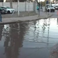 Inundación por un caño roto complica el tránsito entre Neuquén y Cipolletti