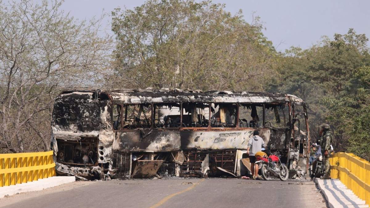 Decenas de autos y camiones que fueron quemados por parte del crimen organizado, presuntamente del Cártel Jalisco Nueva Generación, permanecen atravesados em vialidades importantes de Puerto Vallarta