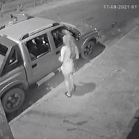 Apuñalan a mujer por presunta infidelidad; su supuesto amante la deja morir en la acera