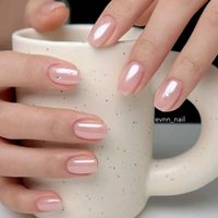 Transparencias brillantes y elegancia minimalista: así es el nail art de moda que incluye uñas cortas