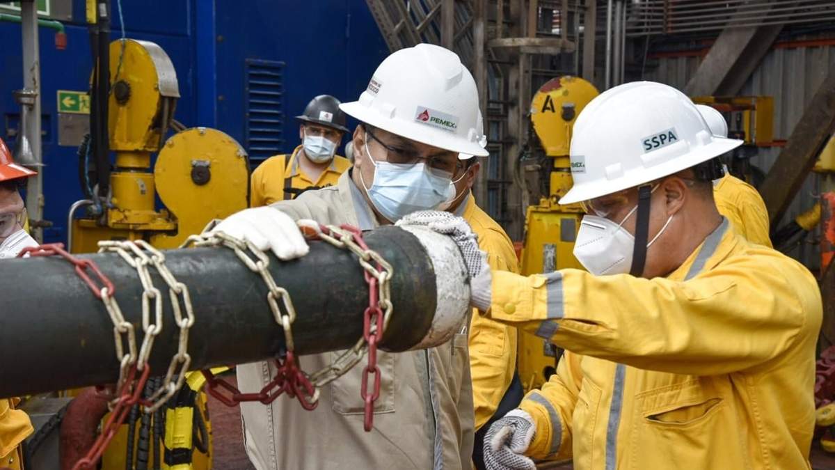 El director de Pemex, Octavio Romero, en una plataforma marina del el Litoral de Tabasco