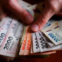 Los salarios pierden contra la inflación y vuelven a caer en términos reales