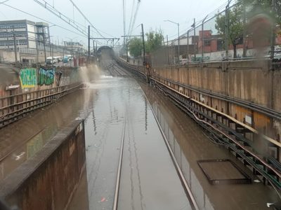 Vuelve a colapsar la Línea A del Metro: Vías inundadas dejan sin servicio de Guelatao a La Paz