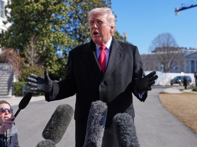 Trump indulta a cinco exjugadores de la NFL por delitos que van desde perjurio hasta narcotráfico