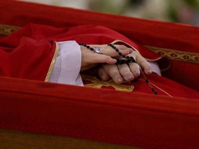 Miles de fieles le dieron el último adiós al papa Francisco