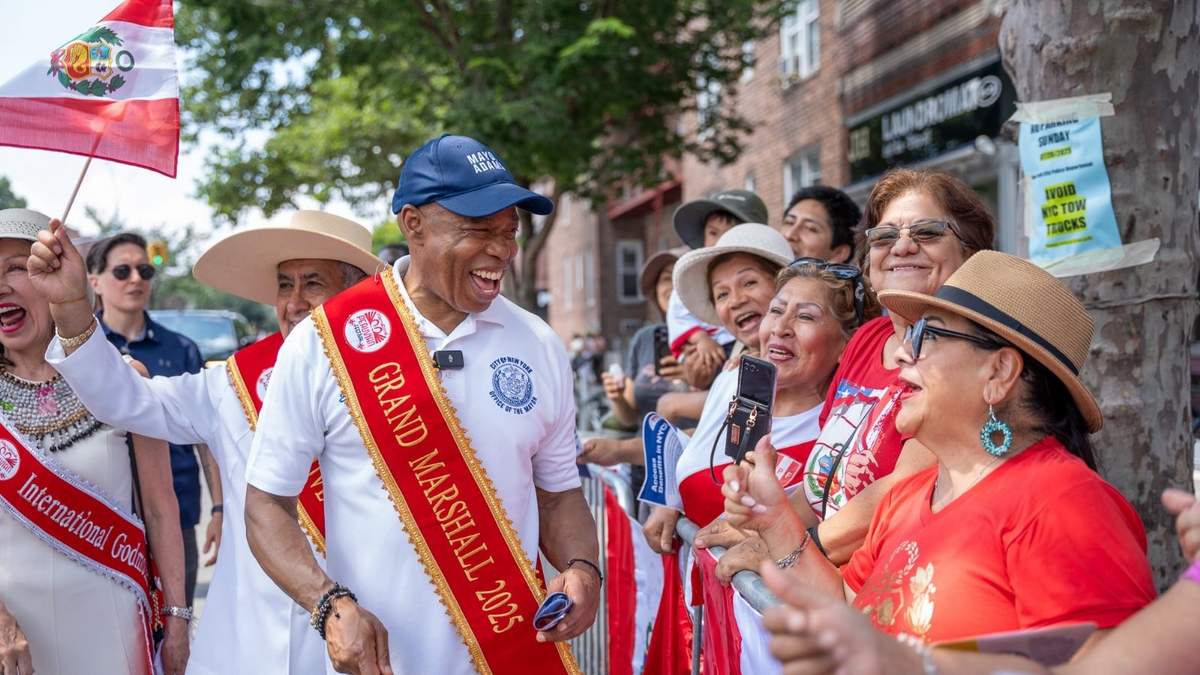 El alcalde de la ciudad de Nueva York, Eric Adams, con la comunidad peruana