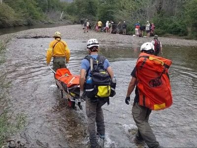 Brigadistas del Parque Nacional Lanín rescataron a una joven que se accidentó en el sendero a la cascada Ñivinco