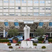 El papa seguirá en el hospital por un "cuadro clínico complejo"