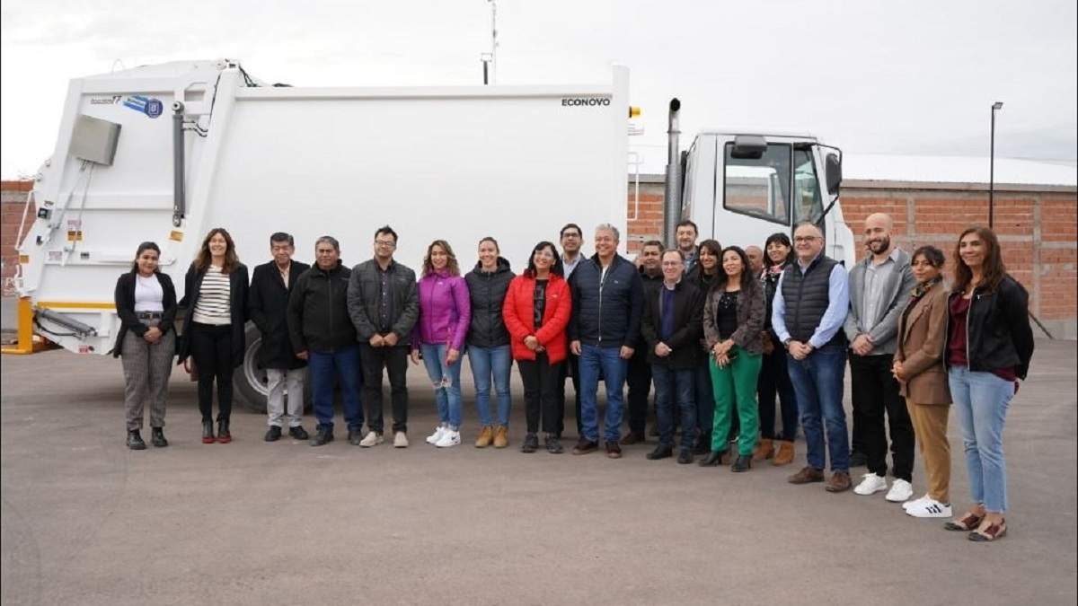 Los funcionarios provinciales y de Plottier junto al nuevo camión incorporado por el municipio. Fuente: (Gobierno de Neuquén)