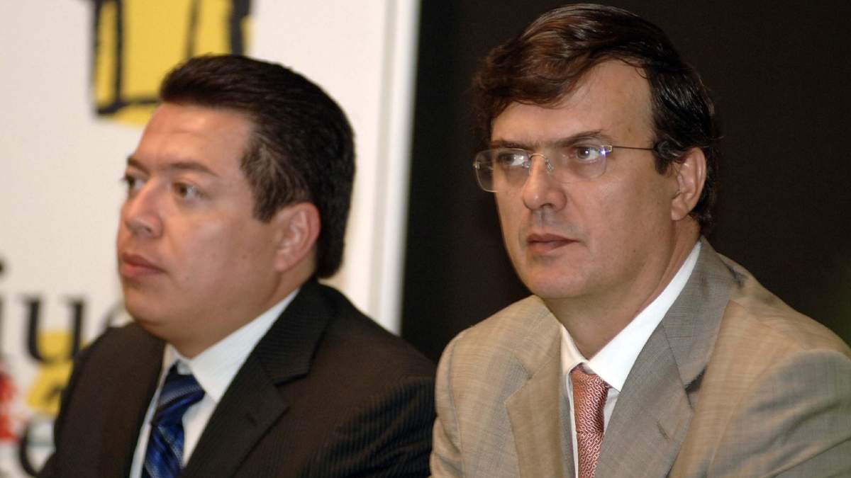 Delgado y Ebrard en imagen de septiembre de 2007, cuando eran secretario de Finanzas del DF y jefe de Gobierno, respectivamente