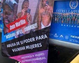 Una de las mantas acusatorias de misoginia