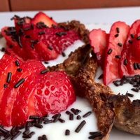Canastitas de frutilla con chocolate sin harina: el postre para comer sin culpa y que te resolverá el antojo dulce