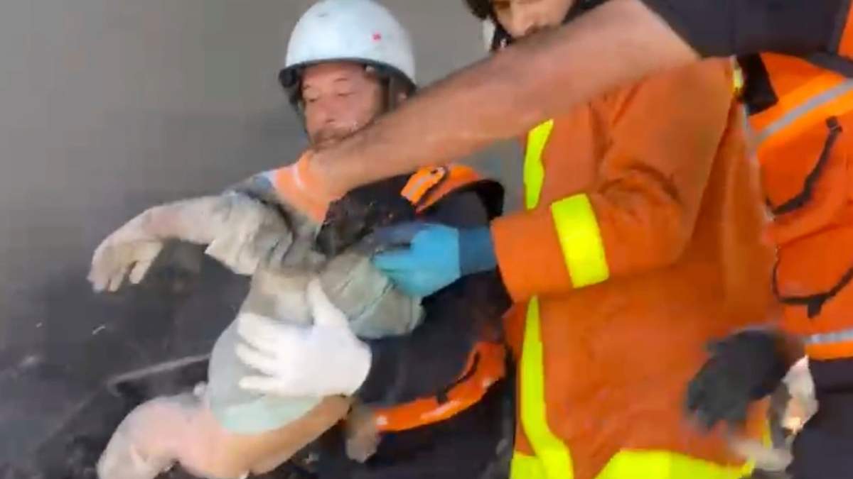 Rescatistas cargan los restos de un niño después de que un ataque israelí contra una casa en Khan Younis matara a nueve de los diez hijos de una médica mientras ella estaba trabajando