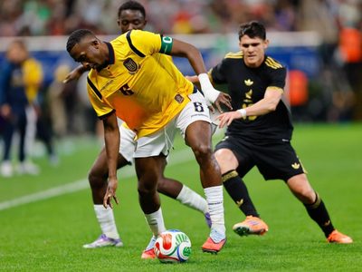 Abuchean en Guadalajara a México por el empate 1-1 con Ecuador