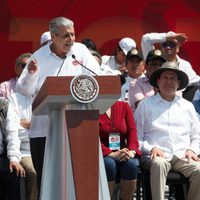 Rodeado de priistas, AMLO conmemora los 84 años de la CTM