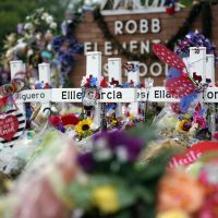 Familias de víctimas demandan a la policía por fallida respuesta a masacre escolar en Uvalde