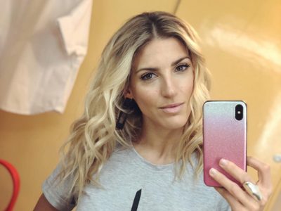 Deslumbró a todos: Macarena Rinaldi mostró su renovado y jugado look en las redes sociales
