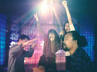 China prohibirá que en los karaokes se canten canciones que atenten contra la seguridad nacional