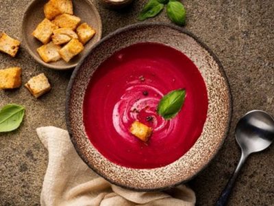 No tires las cáscaras y tallos de la remolacha, hacé esta sopa que es un 10 para los días de frío