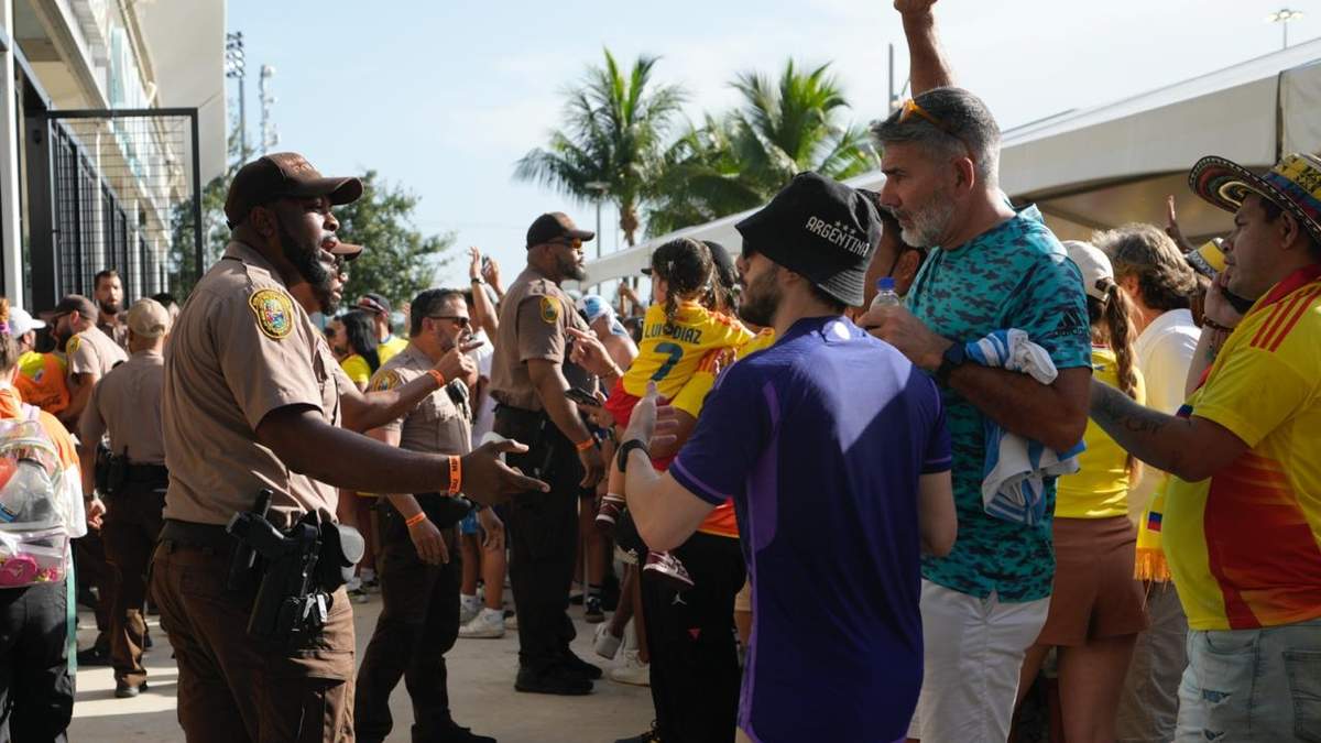 La policía habla con aficionados en la antesala de la final de la Copa América entre Argentina y Colombia, el domingo 14 de julio de 2024, en Miami Gardens, Florida, el domingo 14 de julio de 2024