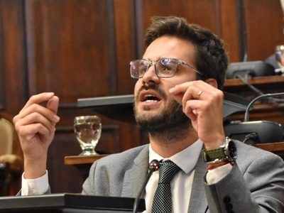 Tras el ausentismo de ayer, un diputado busca prohibir los desdoblamientos