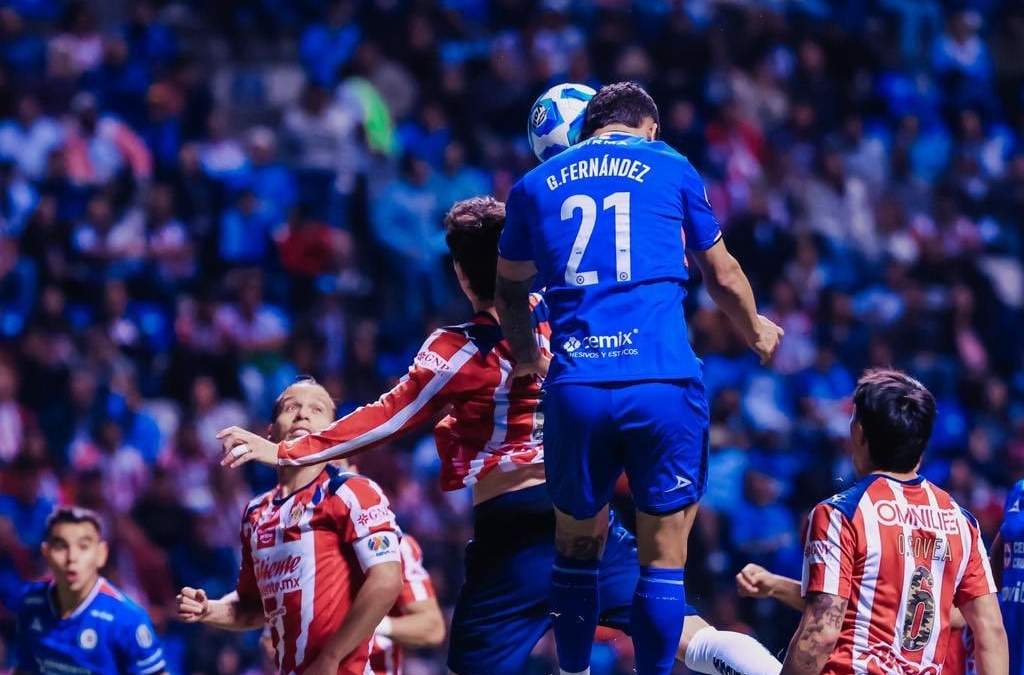Cruz Azul supera 2-1 a Chivas y le corta su paso perfecto en la Liga MX
