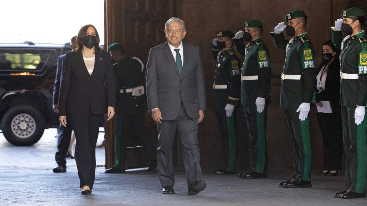 La vicepresidenta Kamala Harris y el presidente Andrés Manuel López Obrador