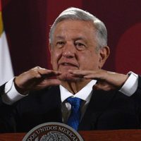 AMLO anuncia aumento salarial a soldados, policías, oficinistas y personal de salud