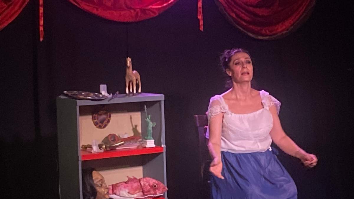 Adriana Moles como María Izquierdo