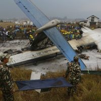 Se estrella un avión al aterrizar en Nepal; hay 49 muertos y 22 heridos