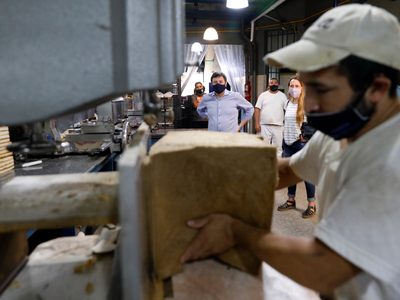 El Gobierno evalúa instalar un bono de fin de año para beneficiarios del plan Potenciar Trabajo