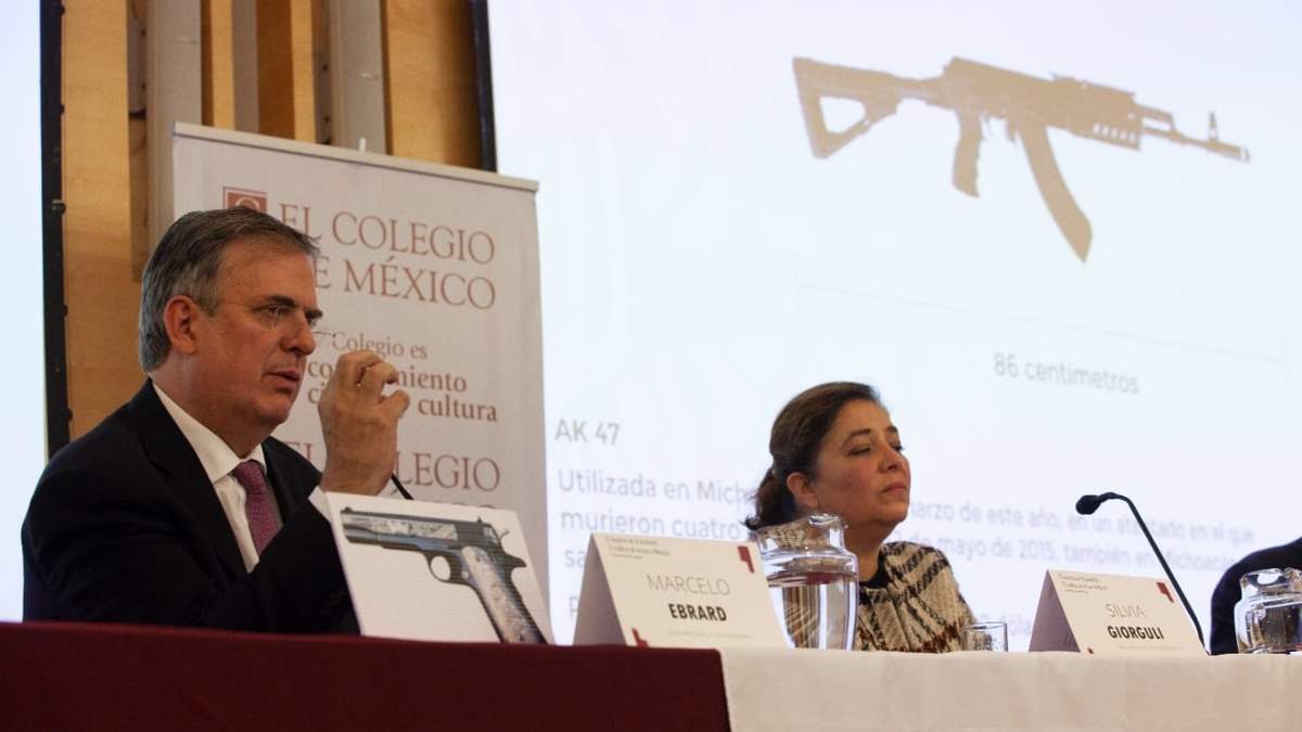 El canciller Marcelo Ebrard participa en la conferencia sobre tráfico de armas en El Colegio de México