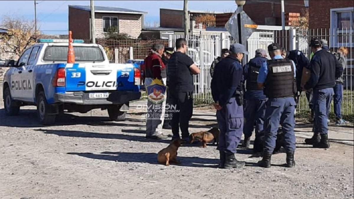 Efectivos policiales detectaron a los sujetos en la vía pública. Fuente: (Policía de Neuquén)