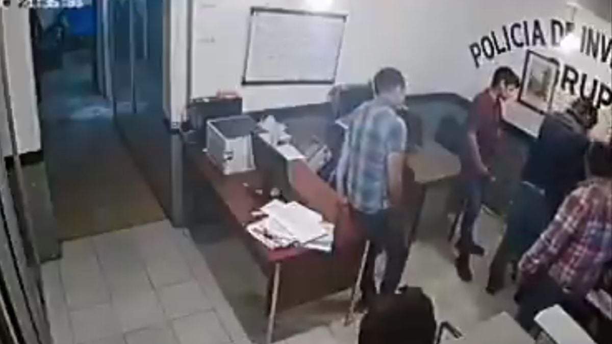El video muestra a seis hombres presuntamente torturando a un detenido