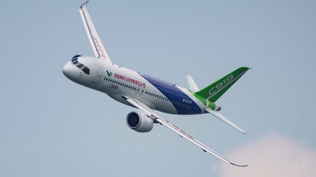 Un avión COMAC C919 vuela en una feria aeronáutica en Singapur el 20 de febrero del 2024